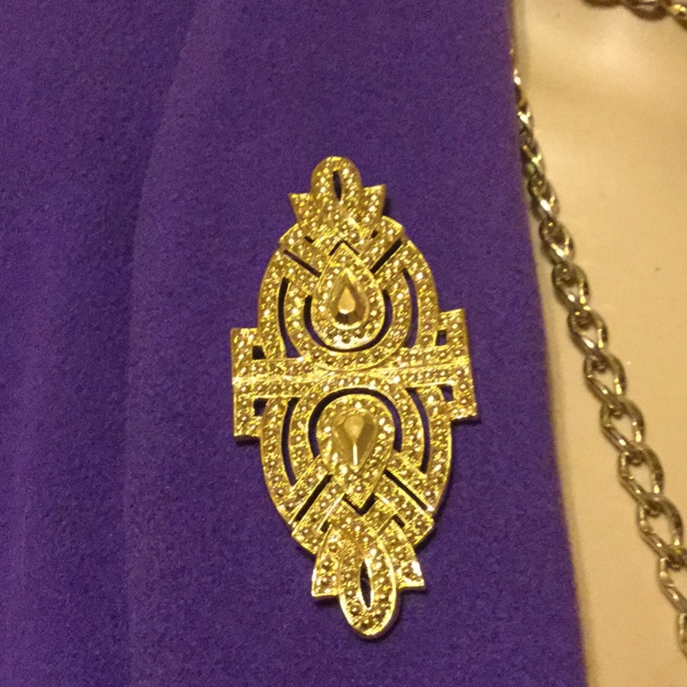 Gold tone brooch